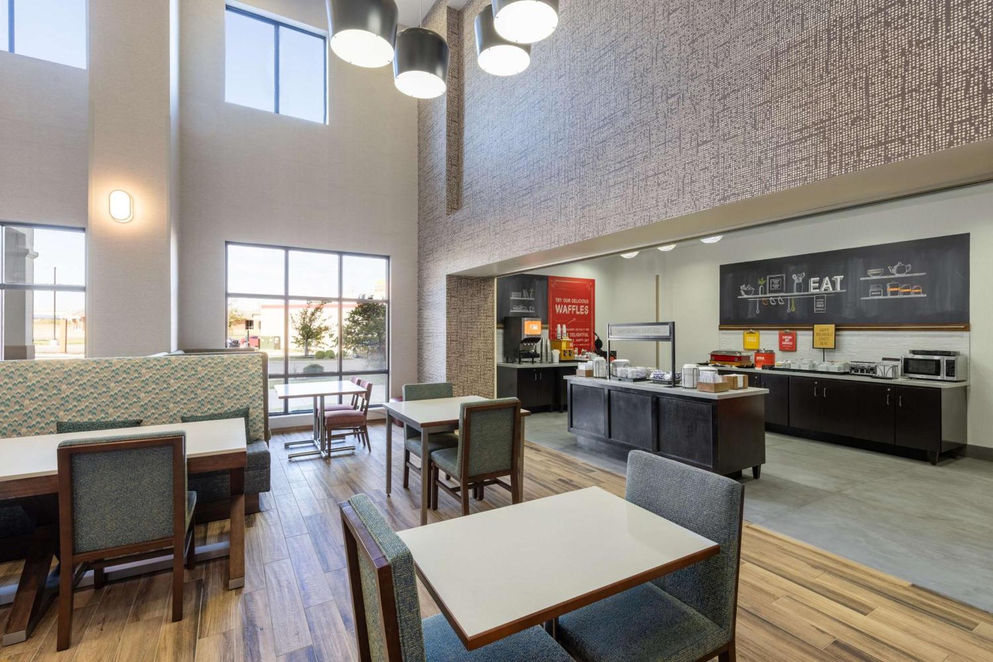 Hampton Inn & Suites Woodward Экстерьер фото